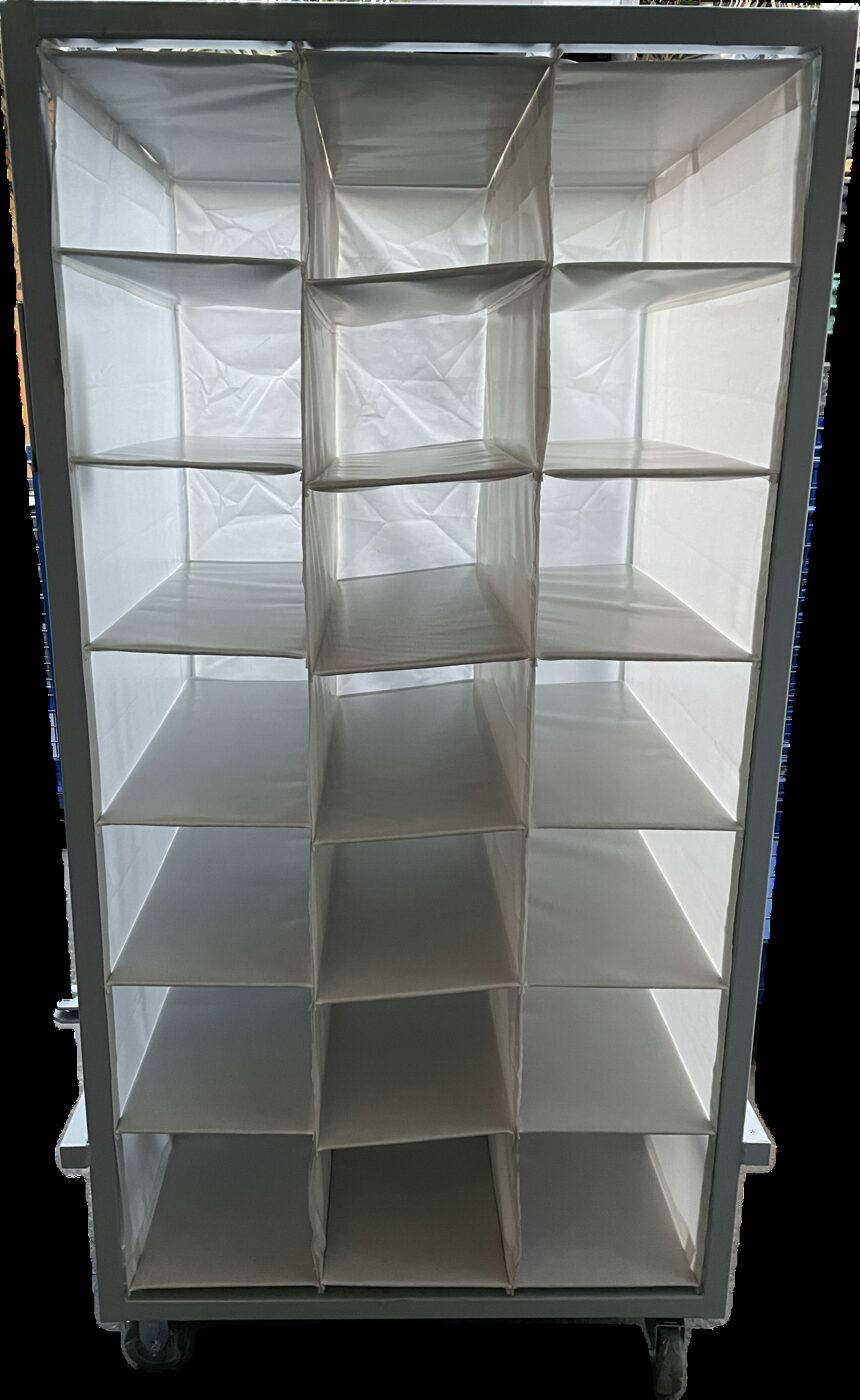Rack vertical con 24 casilleros blancos