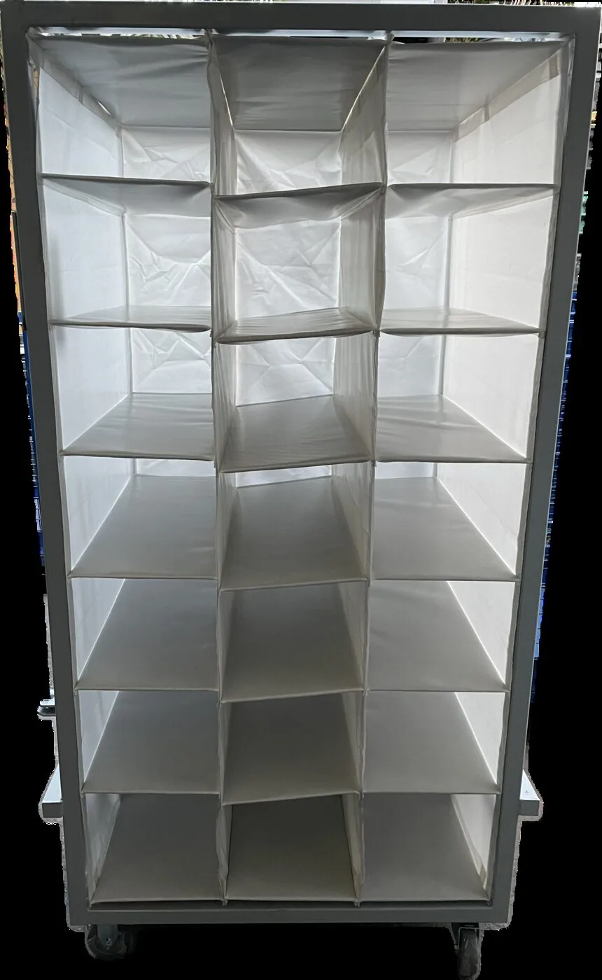 Rack vertical con 24 casilleros blancos