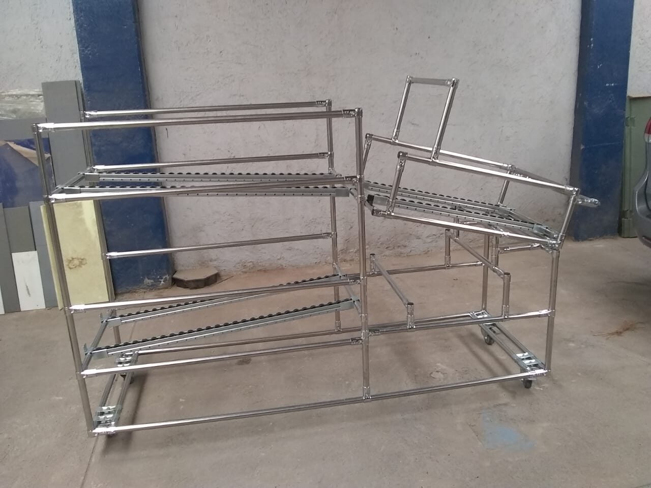 Karakuri rack con bandejas inclinadas